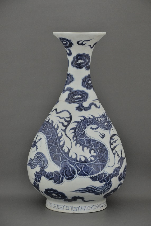 Yuan Blue-and-White Dragon Yuhuchun Vase